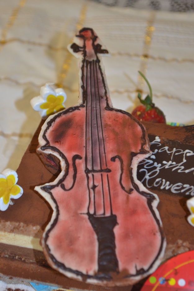 violin birthday cake
